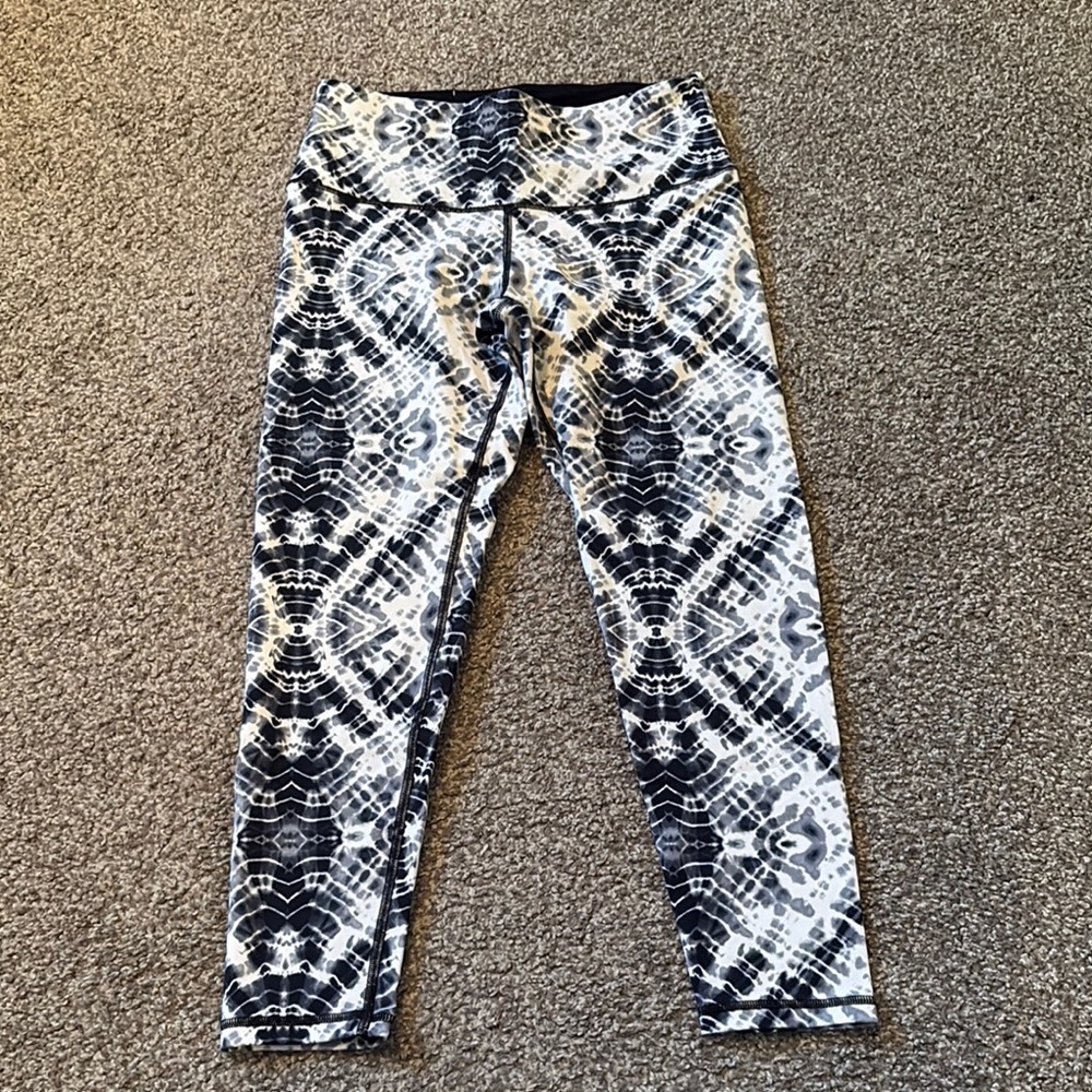 Victoria’s Secret Sport Black and White Patterned Leggings